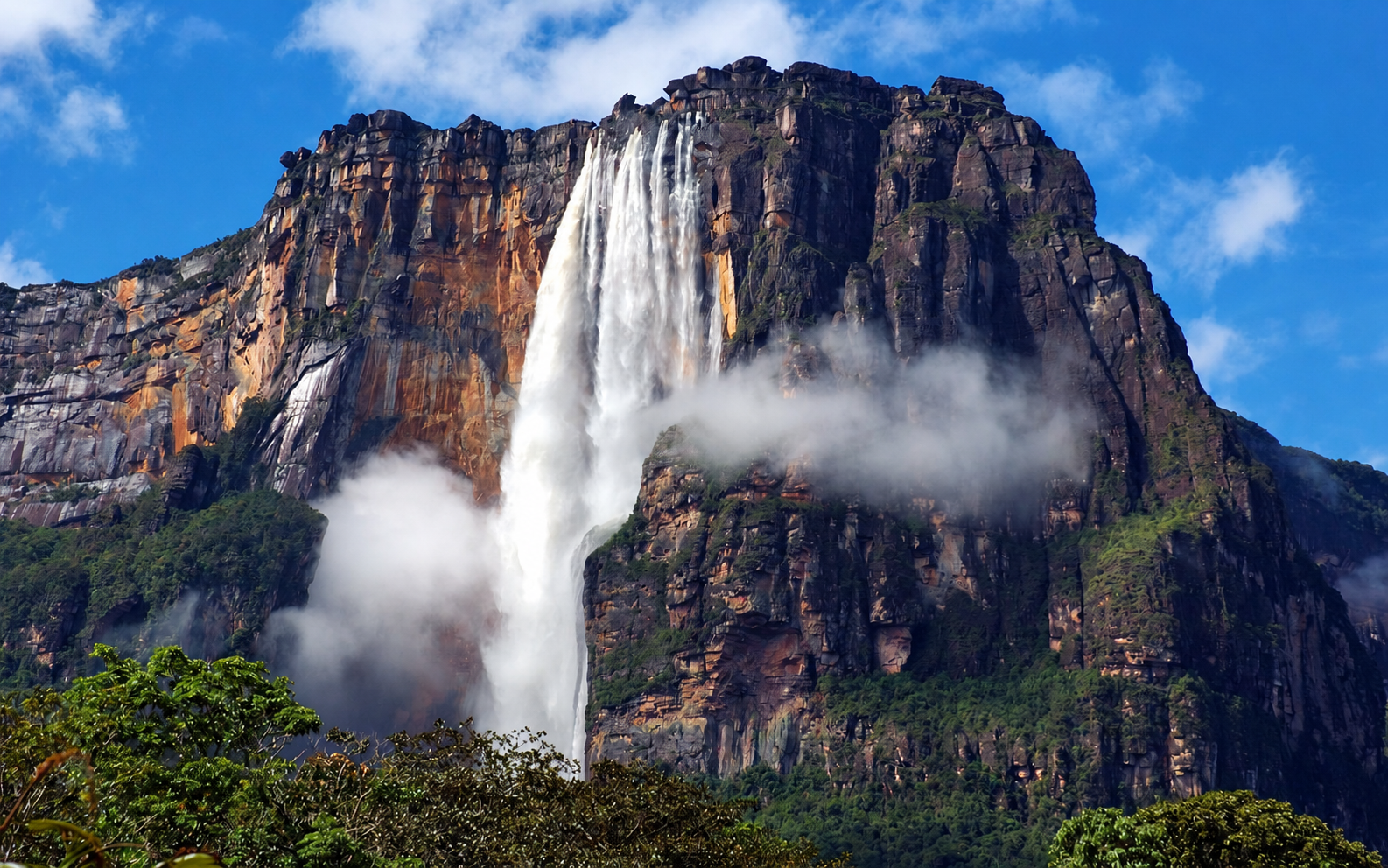 Salto Ángel y el Auyán-tepui en el Parque Nacional Canaima