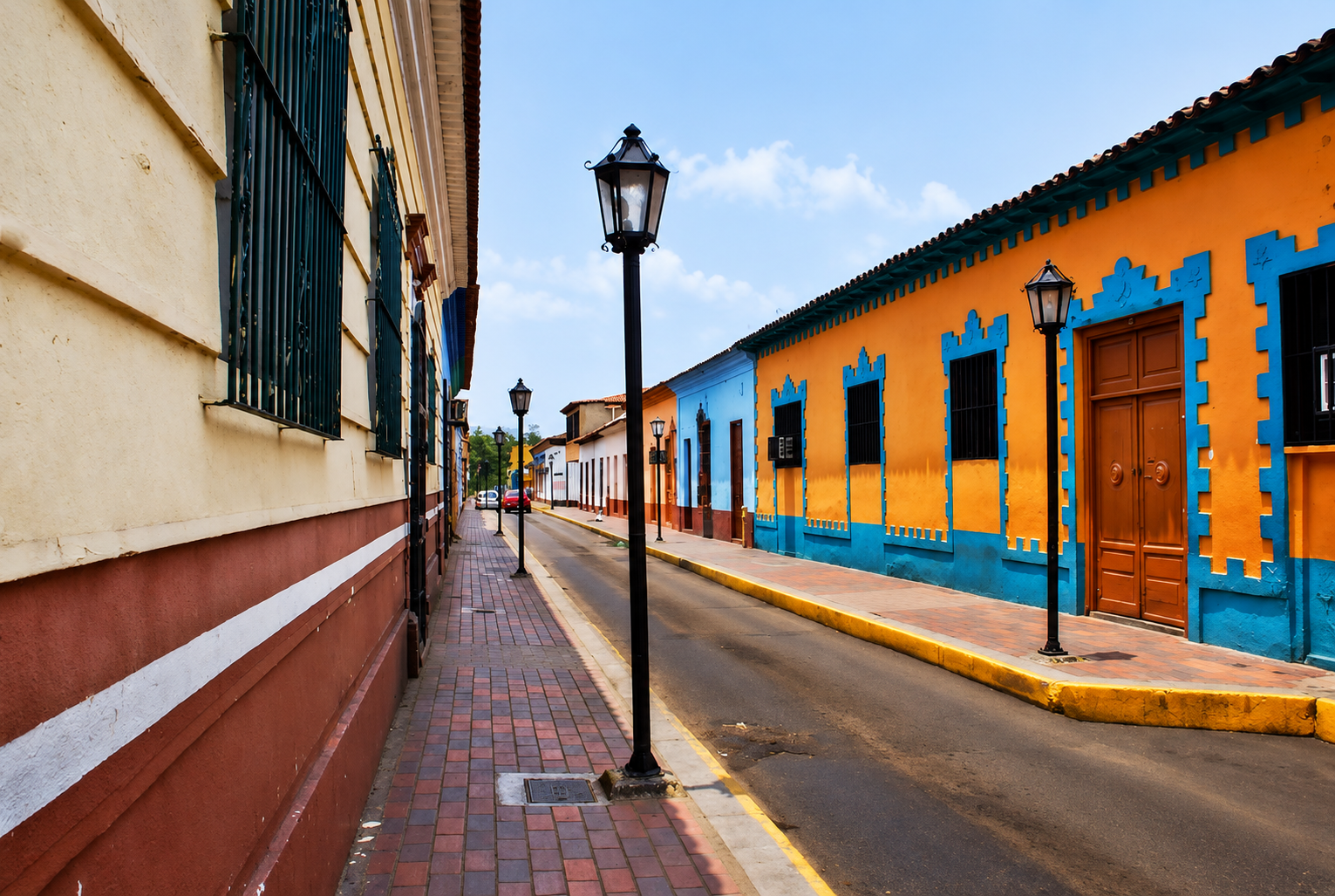 Calle colonial con fachadas de colores