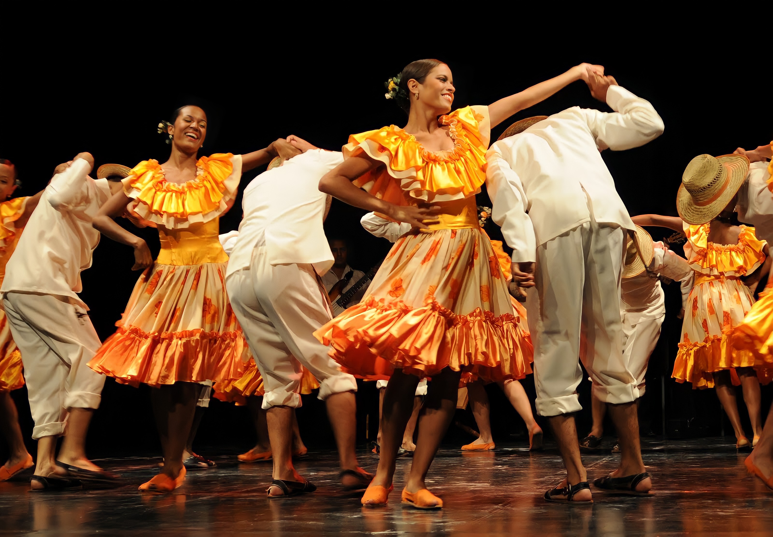 Bailarinas con vestimenta tradicional venezolana